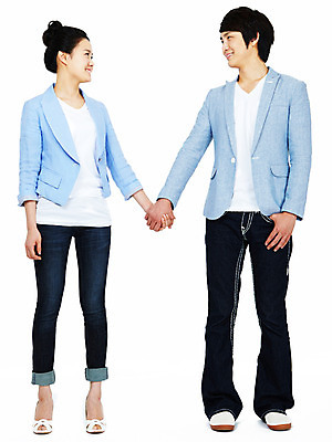 포토 JPG 스튜디오촬영 전신 커플 여자 남자 포즈 모션 실내 서기 미소 웃음 누끼 사람 동양인 20대 성인 두명 마주보기 손잡기 한국인 청년만 성인만 국내포토 관계 표정 인종 청년 내부 파일형식