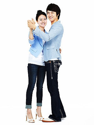 포토 JPG 스튜디오촬영 전신 커플 여자 남자 포즈 모션 실내 서기 미소 웃음 누끼 사람 동양인 20대 성인 두명 손잡기 한국인 춤 청년만 성인만 국내포토 관계 문화예술 표정 인종 청년 내부 파일형식