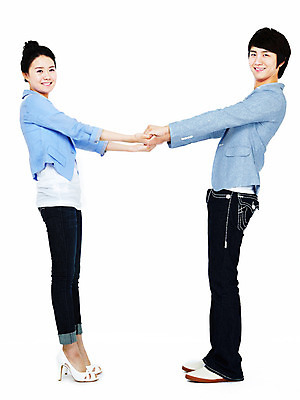 포토 JPG 스튜디오촬영 전신 커플 여자 남자 포즈 모션 실내 서기 미소 웃음 누끼 사람 동양인 20대 성인 두명 마주보기 손잡기 한국인 청년만 성인만 국내포토 관계 표정 인종 청년 내부 파일형식