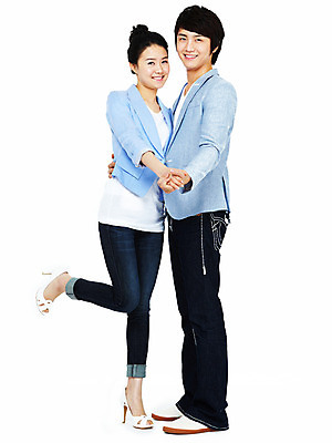 포토 JPG 스튜디오촬영 전신 커플 여자 남자 포즈 모션 실내 서기 미소 웃음 누끼 사람 동양인 20대 성인 두명 손잡기 한국인 청년만 성인만 국내포토 관계 표정 인종 청년 내부 파일형식