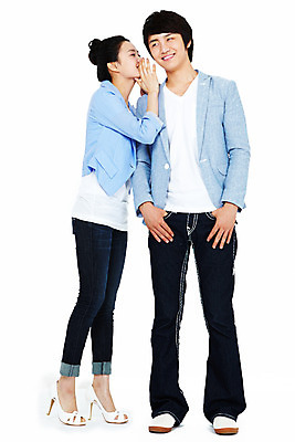 포토 JPG 스튜디오촬영 전신 커플 여자 남자 포즈 모션 실내 서기 미소 웃음 누끼 사람 동양인 손짓 20대 성인 두명 한국인 귓속말 청년만 성인만 국내포토 관계 표정 인종 청년 내부 파일형식