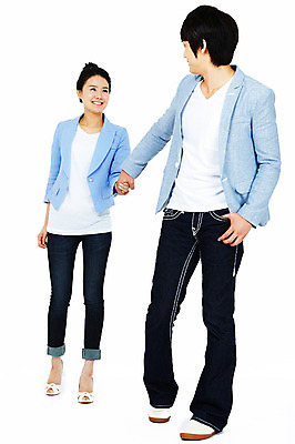 포토 JPG 스튜디오촬영 전신 커플 여자 남자 포즈 모션 실내 서기 미소 웃음 누끼 사람 동양인 20대 성인 두명 손잡기 한국인 뒤돌아보기 청년만 성인만 국내포토 관계 표정 인종 청년 내부 파일형식