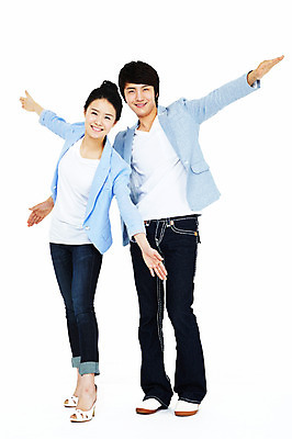포토 JPG 스튜디오촬영 전신 커플 여자 남자 포즈 모션 실내 서기 미소 웃음 누끼 사람 동양인 손짓 20대 성인 두명 한국인 청년만 성인만 국내포토 관계 표정 인종 청년 내부 파일형식