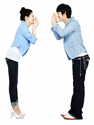 포토 JPG 스튜디오촬영 전신 커플 여자 남자 포즈 모션 실내 서기 미소 웃음 누끼 사람 동양인 손짓 20대 성인 두명 마주보기 외침 한국인 청년만 성인만 국내포토 관계 표정 인종 청년 내부 소리 파일형식