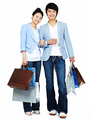 포토 JPG 스튜디오촬영 전신 커플 여자 남자 포즈 모션 실내 서기 미소 웃음 누끼 사람 동양인 20대 성인 두명 쇼핑 쇼핑백 팔짱 한국인 청년만 성인만 국내포토 가방 관계 표정 인종 청년 내부 파일형식
