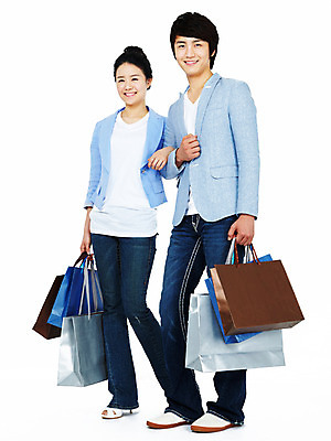 포토 JPG 스튜디오촬영 전신 커플 여자 남자 포즈 모션 실내 서기 미소 웃음 누끼 사람 동양인 20대 성인 두명 쇼핑 쇼핑백 팔짱 한국인 청년만 성인만 국내포토 가방 관계 표정 인종 청년 내부 파일형식