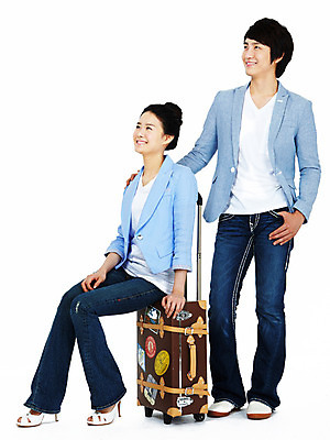 포토 JPG 스튜디오촬영 전신 커플 여자 남자 여행 포즈 가방 모션 실내 서기 미소 웃음 누끼 사람 앉기 동양인 20대 성인 두명 캐리어 여행가방 한국인 청년만 성인만 국내포토 잡화 관계 표정 인종 청년 내부 파일형식