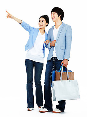 포토 JPG 스튜디오촬영 전신 커플 응시 여자 남자 포즈 모션 실내 서기 미소 웃음 누끼 사람 동양인 손짓 20대 성인 두명 쇼핑 쇼핑백 한국인 가리킴 청년만 성인만 국내포토 시선 가방 관계 표정 인종 청년 내부 파일형식