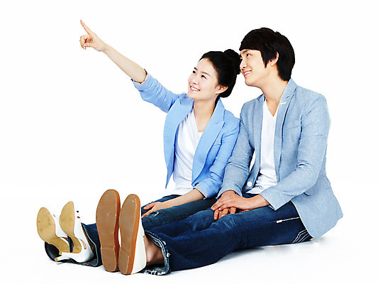 포토 JPG 스튜디오촬영 전신 커플 응시 여자 남자 포즈 모션 실내 미소 웃음 누끼 사람 앉기 동양인 손짓 20대 성인 두명 한국인 가리킴 청년만 성인만 국내포토 시선 관계 표정 인종 청년 내부 파일형식