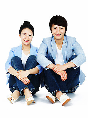 포토 JPG 스튜디오촬영 전신 커플 여자 남자 포즈 모션 실내 미소 웃음 누끼 사람 앉기 동양인 20대 성인 두명 한국인 청년만 성인만 국내포토 관계 표정 인종 청년 내부 파일형식