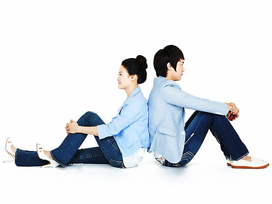 포토 JPG 스튜디오촬영 전신 커플 여자 남자 포즈 모션 실내 누끼 사람 앉기 동양인 20대 성인 두명 한국인 등맞대기 청년만 성인만 국내포토 관계 인종 청년 내부 파일형식