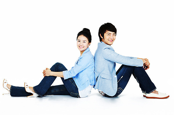 포토 JPG 스튜디오촬영 전신 커플 여자 남자 포즈 모션 실내 미소 웃음 누끼 사람 앉기 동양인 20대 성인 두명 한국인 등맞대기 청년만 성인만 국내포토 관계 표정 인종 청년 내부 파일형식