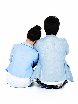 포토 JPG 스튜디오촬영 전신 커플 여자 남자 포즈 모션 실내 누끼 사람 앉기 동양인 20대 성인 두명 뒷모습 기댐 한국인 청년만 성인만 국내포토 뷰포인트 관계 인종 청년 내부 파일형식