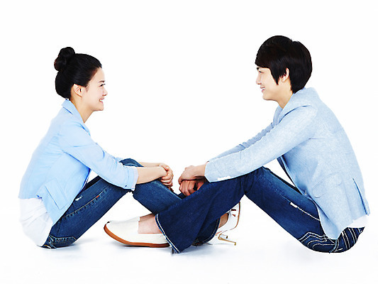 포토 JPG 스튜디오촬영 전신 커플 여자 남자 포즈 모션 실내 미소 웃음 누끼 사람 앉기 동양인 20대 성인 두명 마주보기 한국인 마주앉기 청년만 성인만 국내포토 관계 표정 인종 청년 내부 파일형식