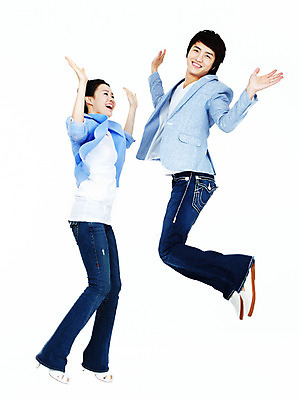 포토 JPG 스튜디오촬영 전신 커플 여자 남자 포즈 모션 실내 미소 웃음 누끼 사람 동양인 20대 성인 두명 달리기 점프 한국인 청년만 성인만 국내포토 관계 표정 인종 청년 내부 파일형식