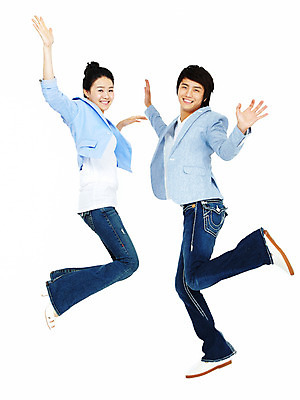 포토 JPG 스튜디오촬영 전신 커플 여자 남자 포즈 모션 실내 미소 웃음 누끼 사람 동양인 20대 성인 두명 달리기 점프 한국인 청년만 성인만 국내포토 관계 표정 인종 청년 내부 파일형식