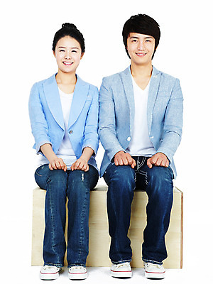 포토 JPG 스튜디오촬영 전신 커플 여자 남자 포즈 의자 모션 실내 미소 웃음 누끼 사람 앉기 동양인 20대 성인 두명 한국인 청년만 성인만 국내포토 가구 관계 표정 인종 청년 내부 파일형식