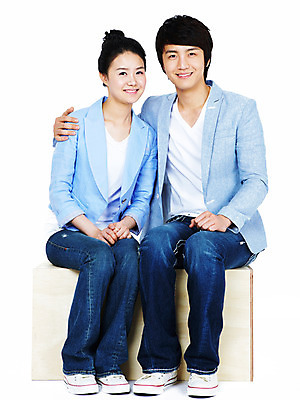 포토 JPG 스튜디오촬영 전신 커플 여자 남자 포즈 의자 모션 어깨동무 실내 미소 웃음 누끼 사람 앉기 동양인 20대 성인 두명 한국인 청년만 성인만 국내포토 가구 관계 표정 인종 청년 내부 파일형식