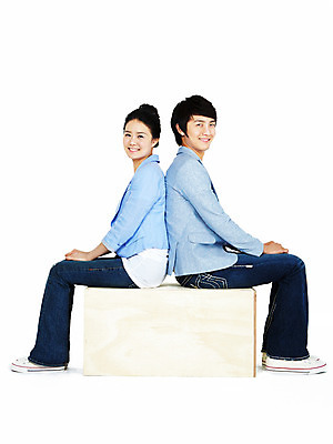 포토 JPG 스튜디오촬영 전신 커플 여자 남자 포즈 의자 모션 실내 미소 웃음 누끼 사람 앉기 동양인 20대 성인 두명 한국인 등맞대기 청년만 성인만 국내포토 가구 관계 표정 인종 청년 내부 파일형식