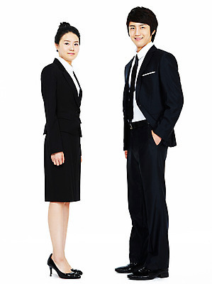 포토 JPG 스튜디오촬영 전신 여자 남자 포즈 비즈니스 모션 실내 서기 미소 웃음 누끼 사람 동양인 정장 20대 성인 두명 비즈니스라이프 마주보기 한국인 비즈니스맨 비즈니스우먼 동료 청년만 성인만 국내포토 라이프스타일 옷 관계 표정 인종 청년 내부 직장인 파일형식