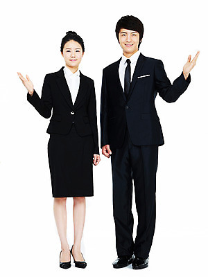 포토 JPG 스튜디오촬영 전신 여자 남자 포즈 비즈니스 모션 친절 안내 실내 설명 서기 미소 웃음 누끼 사람 동양인 정장 손짓 20대 성인 두명 비즈니스라이프 한국인 비즈니스맨 비즈니스우먼 동료 청년만 성인만 국내포토 라이프스타일 옷 관계 표정 인종 청년 내부 직장인 파일형식