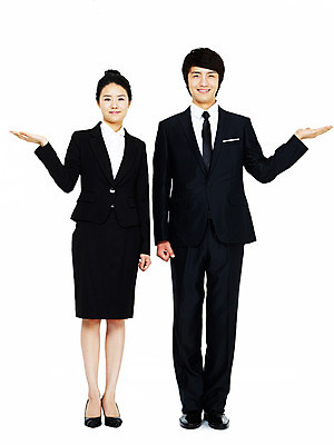 포토 JPG 스튜디오촬영 전신 여자 남자 포즈 비즈니스 모션 친절 안내 실내 설명 서기 미소 웃음 누끼 사람 동양인 정장 손짓 20대 성인 두명 비즈니스라이프 한국인 비즈니스맨 비즈니스우먼 동료 청년만 성인만 국내포토 라이프스타일 옷 관계 표정 인종 청년 내부 직장인 파일형식