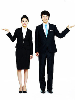 포토 JPG 스튜디오촬영 전신 여자 남자 포즈 비즈니스 모션 친절 안내 실내 설명 서기 미소 웃음 누끼 사람 동양인 정장 손짓 20대 성인 두명 비즈니스라이프 한국인 비즈니스맨 비즈니스우먼 동료 청년만 성인만 국내포토 라이프스타일 옷 관계 표정 인종 청년 내부 직장인 파일형식