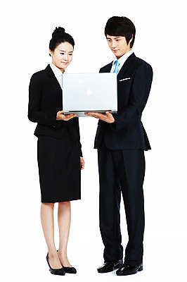 포토 JPG 스튜디오촬영 전신 응시 여자 남자 포즈 비즈니스 모션 실내 서기 미소 웃음 들기 누끼 사람 동양인 정장 20대 성인 두명 비즈니스라이프 노트북 컴퓨터 한국인 비즈니스맨 비즈니스우먼 동료 청년만 성인만 국내포토 라이프스타일 시선 옷 관계 표정 인종 청년 내부 전자제품 직장인 파일형식