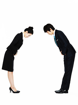 포토 JPG 스튜디오촬영 전신 여자 남자 포즈 비즈니스 모션 친절 실내 누끼 사람 동양인 정장 20대 성인 두명 옆모습 비즈니스라이프 한국인 인사 비즈니스맨 비즈니스우먼 동료 청년만 성인만 국내포토 라이프스타일 옷 뷰포인트 관계 인종 청년 내부 예절 직장인 파일형식