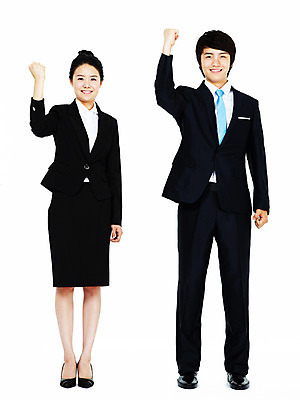 포토 JPG 스튜디오촬영 전신 여자 남자 포즈 비즈니스 모션 실내 서기 미소 웃음 누끼 사람 동양인 정장 손짓 20대 성인 두명 비즈니스라이프 파이팅 한국인 비즈니스맨 비즈니스우먼 동료 청년만 성인만 국내포토 라이프스타일 옷 관계 표정 인종 청년 내부 직장인 파일형식