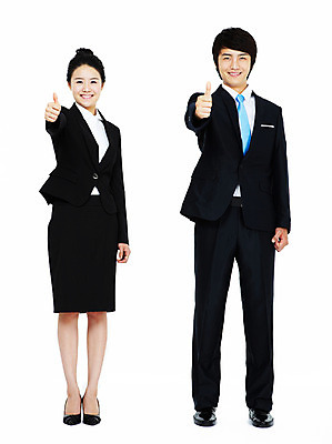 포토 JPG 스튜디오촬영 전신 여자 남자 포즈 비즈니스 모션 실내 서기 미소 웃음 누끼 사람 동양인 정장 손짓 20대 성인 두명 비즈니스라이프 한국인 엄지손가락 최고 비즈니스맨 비즈니스우먼 동료 청년만 성인만 국내포토 라이프스타일 옷 손가락 관계 표정 인종 청년 내부 직장인 파일형식