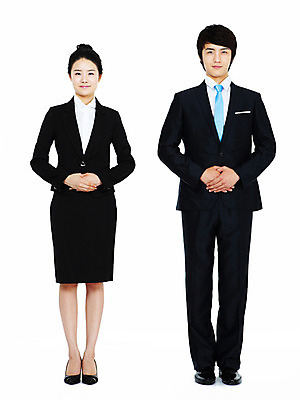 포토 JPG 스튜디오촬영 전신 여자 남자 포즈 비즈니스 모션 친절 안내 실내 설명 서기 미소 누끼 사람 동양인 정장 20대 성인 두명 비즈니스라이프 한국인 동료 청년만 성인만 국내포토 라이프스타일 옷 관계 표정 인종 청년 내부 파일형식