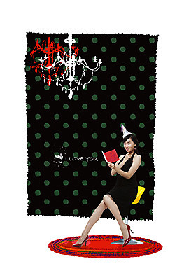 전신 PSD 편집 편집이미지 여자 의자 조명 한명 미소 웃음 사람 앉기 이벤트 파티 고깔모자 초대장 여자만 여자한명만 이미지편집 카드프레임 모자_잡화 1 가구 모션 카드_감사 프레임 표정 파일형식