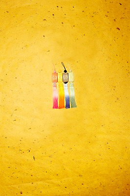 포토 JPG 스튜디오촬영 한국전통 전통 명절 백그라운드 새해 전통소품 실내 사람없음 장식 노란색 한지 오브젝트 노리개 국내포토 기념일 종이 컬러 한국 내부 파일형식