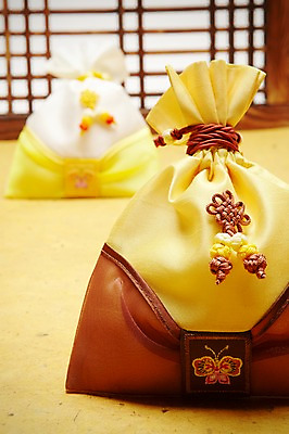 포토 JPG 스튜디오촬영 한국전통 명절 새해 복주머니 전통소품 실내 사람없음 노란색 방 두개 오브젝트 방문 방바닥 국내포토 전통 기념일 컬러 2 바닥 한국 내부 파일형식