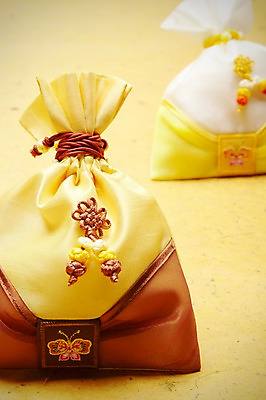 포토 JPG 스튜디오촬영 한국전통 명절 새해 복주머니 전통소품 실내 사람없음 노란색 두개 오브젝트 방바닥 국내포토 전통 기념일 컬러 2 바닥 한국 내부 파일형식