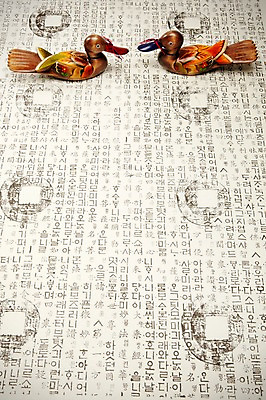 포토 JPG 스튜디오촬영 한국전통 전통 명절 인형 백그라운드 새해 오리 전통소품 실내 한글 사람없음 장식 오브젝트 국내포토 문자 기념일 조류 한국 내부 파일형식