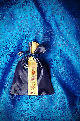 포토 JPG 스튜디오촬영 한국전통 명절 새해 복주머니 전통소품 실내 사람없음 파란색 천 오브젝트 헝겊 국내포토 전통 기념일 컬러 한국 내부 직물 파일형식 천_직물