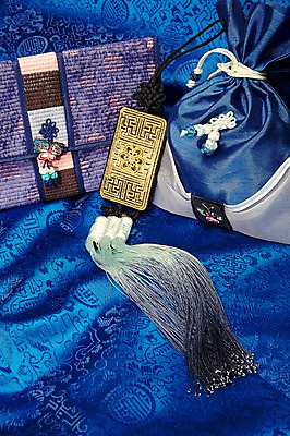 포토 JPG 스튜디오촬영 한국전통 명절 새해 복주머니 전통소품 실내 사람없음 파란색 지갑 천 오브젝트 노리개 헝겊 국내포토 전통 기념일 컬러 한국 내부 직물 파일형식 천_직물