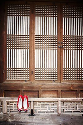 포토 JPG 한국전통 잡화 명절 신발 새해 전통소품 사람없음 야외 마루 오브젝트 고무신 한켤레 방문 꽃신 국내포토 1 전통 기념일 바닥 한국 파일형식