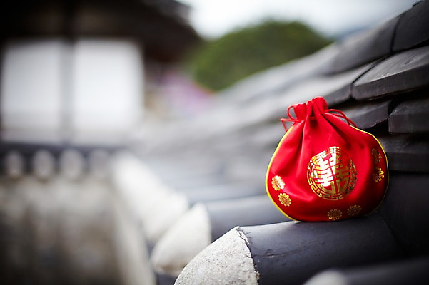 포토 JPG 한국전통 명절 새해 복주머니 전통소품 기와 사람없음 야외 빨간색 담장 한개 오브젝트 국내포토 1 전통 기념일 컬러 한국 파일형식