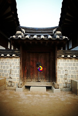 포토 JPG 한국전통 명절 새해 전통소품 기와집 사람없음 야외 담장 부채 오브젝트 대문 태극선 국내포토 전통 기념일 한옥 한국 문 전통부채 파일형식