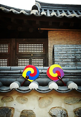 포토 JPG 한국전통 명절 새해 주택 전통소품 기와 기와집 사람없음 야외 장식 담장 두개 부채 오브젝트 태극 태극선 국내포토 전통 문양 기념일 2 한옥 한국 건물 전통부채 파일형식