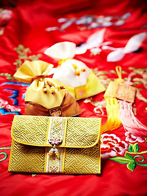 포토 JPG 스튜디오촬영 한국전통 잡화 명절 새해 복주머니 전통소품 실내 사람없음 직물 지갑 천 오브젝트 헝겊 국내포토 전통 기념일 한국 내부 파일형식 천_직물