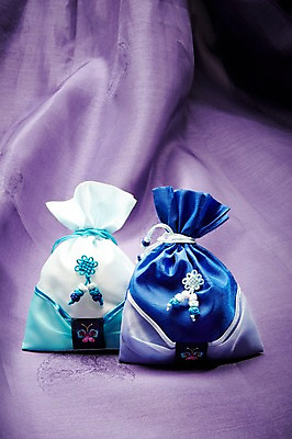 포토 JPG 스튜디오촬영 한국전통 명절 하늘색 새해 복주머니 전통소품 실내 사람없음 파란색 두개 직물 천 오브젝트 헝겊 국내포토 전통 기념일 컬러 2 한국 내부 파일형식 천_직물