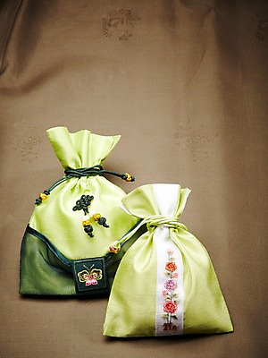 포토 JPG 스튜디오촬영 한국전통 명절 새해 복주머니 전통소품 실내 사람없음 연두색 두개 직물 천 오브젝트 헝겊 국내포토 전통 기념일 2 한국 내부 초록색 파일형식 천_직물