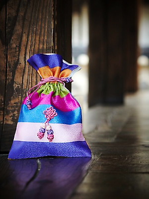 포토 JPG 한국전통 명절 새해 복주머니 전통소품 사람없음 야외 기둥 마루 오브젝트 색동 국내포토 전통 기념일 건축 바닥 한국 파일형식