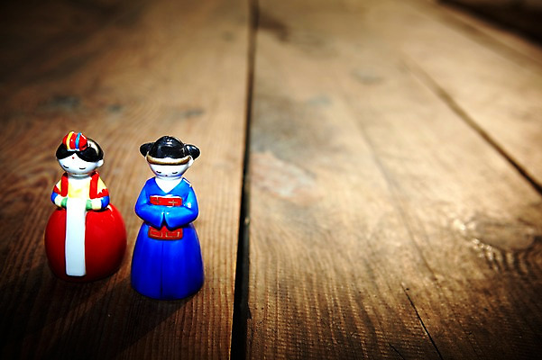 포토 JPG 한국전통 명절 인형 새해 전통소품 사람없음 야외 마루 오브젝트 신랑신부 국내포토 전통 기념일 신부_웨딩 신랑 결혼 바닥 한국 파일형식