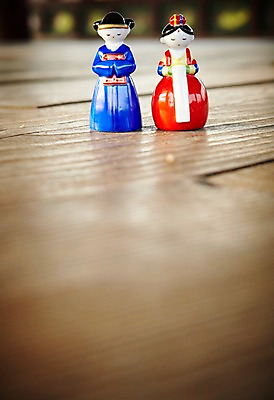 포토 JPG 한국전통 명절 인형 새해 전통소품 사람없음 야외 마루 오브젝트 신랑신부 국내포토 전통 기념일 신부_웨딩 신랑 결혼 바닥 한국 파일형식