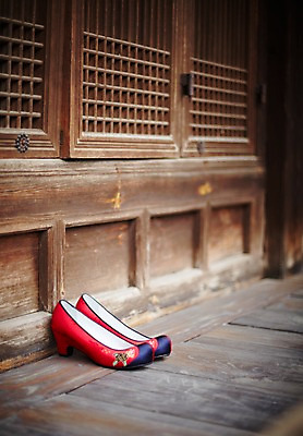 포토 JPG 한국전통 명절 신발 새해 주택 전통소품 기와집 사람없음 야외 마루 오브젝트 고무신 한켤레 방문 꽃신 국내포토 1 전통 기념일 한옥 바닥 한국 건물 파일형식